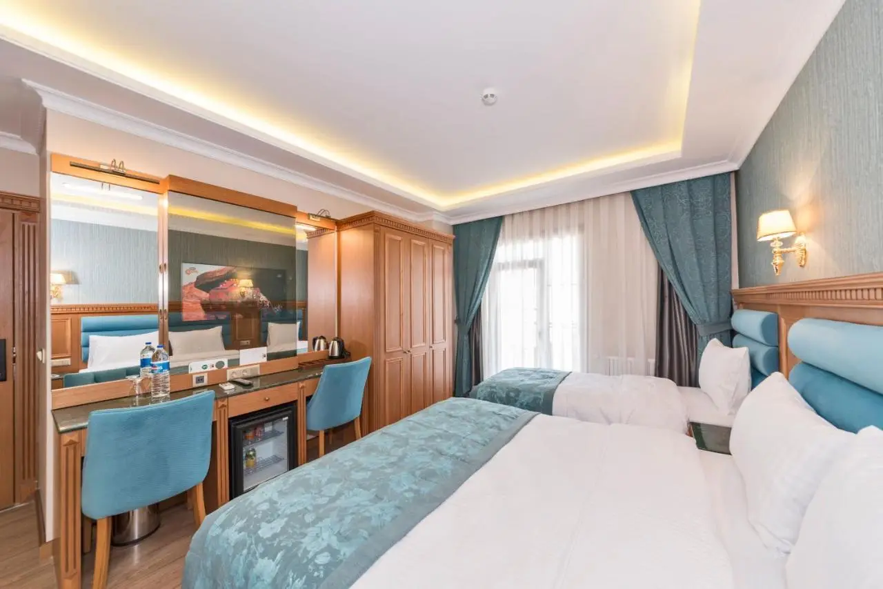 Magnaura House Hotel