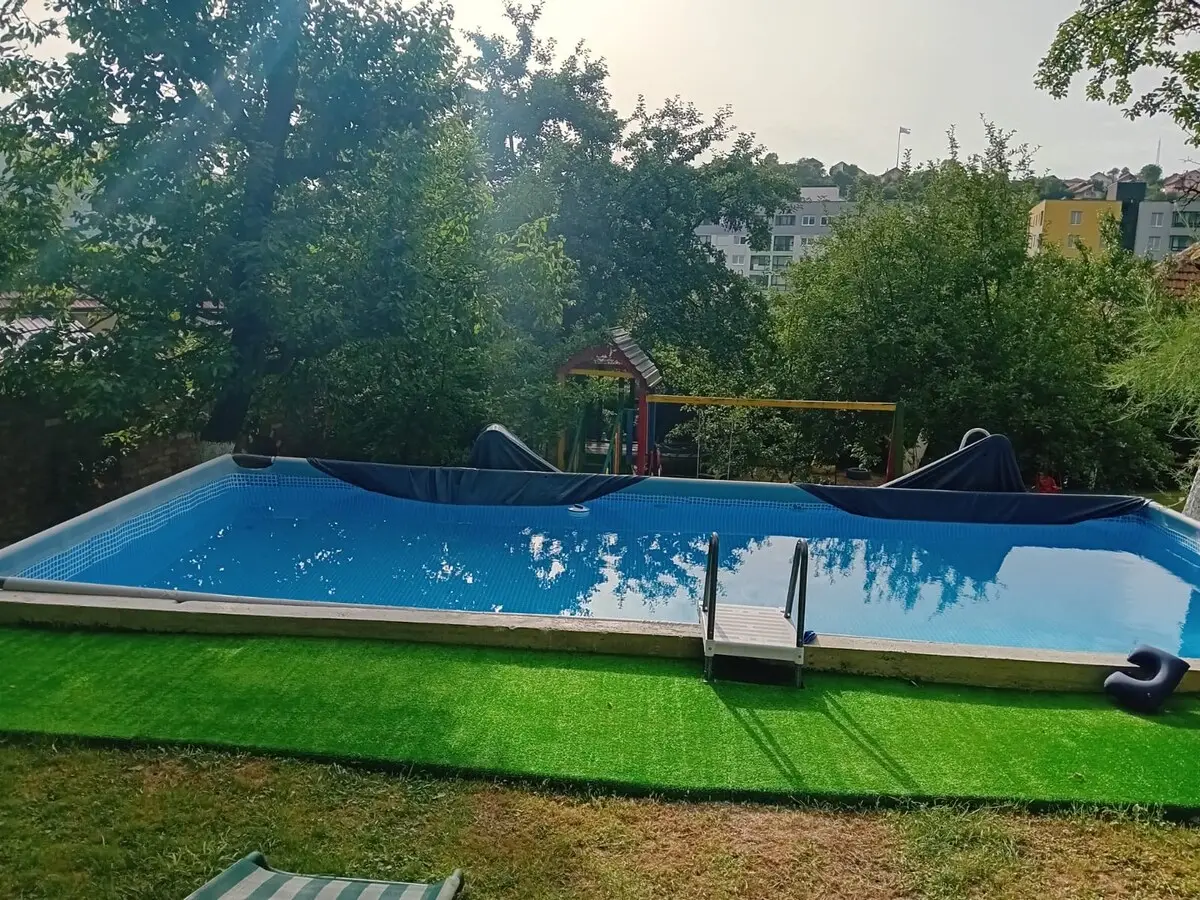 1-min to Bus /  House with Big Garden and BBQ
