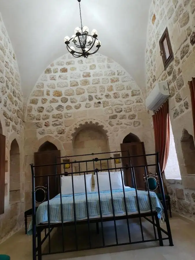 Mardin tarihi ulu Cami yanı, Kale divan konağı