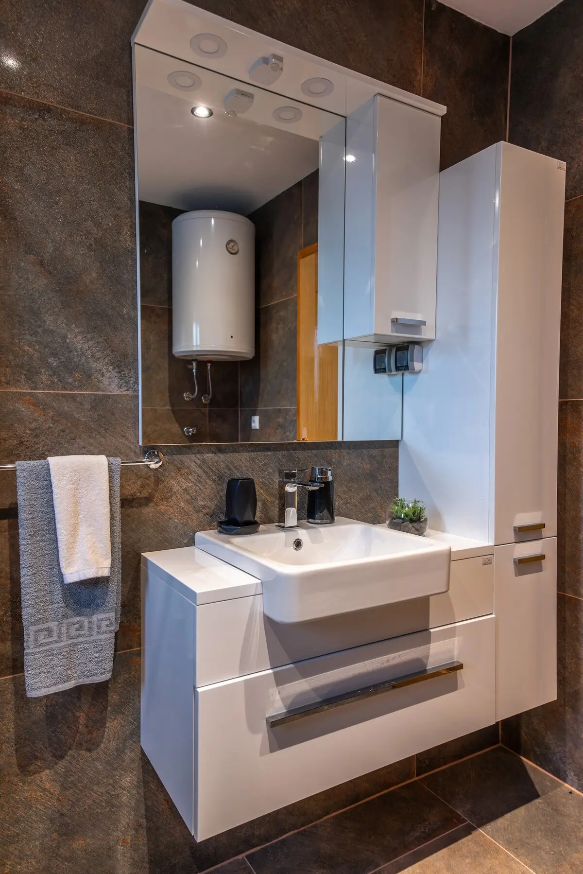 Beautiful 2BDR Nest near Una