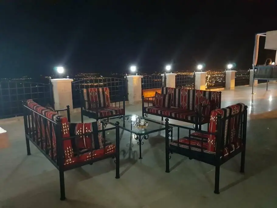 Mardin tarihi ulu Cami yanı, Kale divan konağı