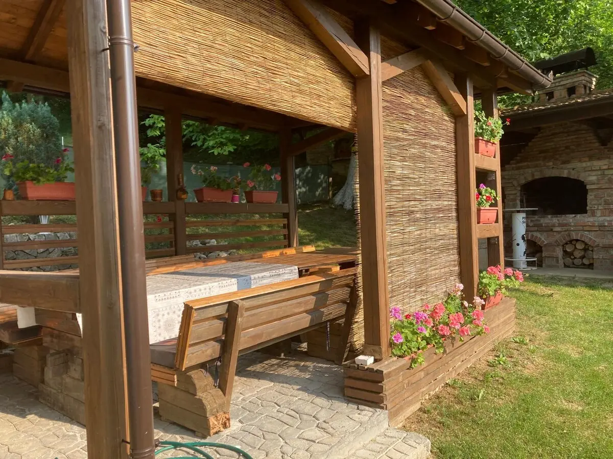 1-min to Bus /  House with Big Garden and BBQ