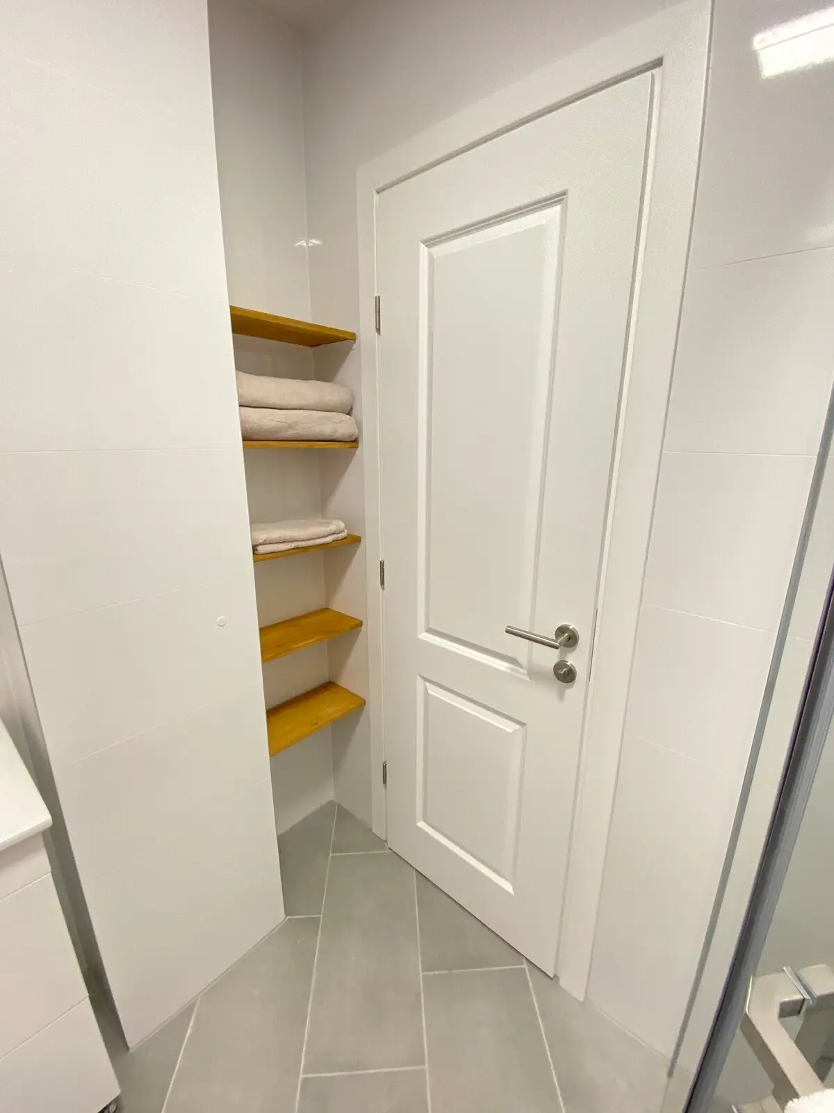 Beautiful White Studio Apartment Lejla