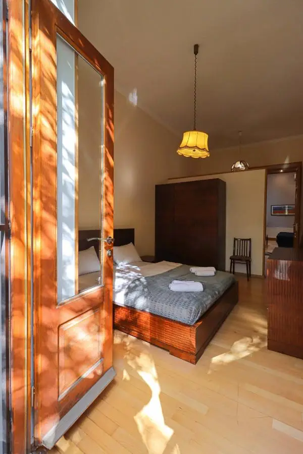 Central 4BR Apt for Groups & Families - By Wehost