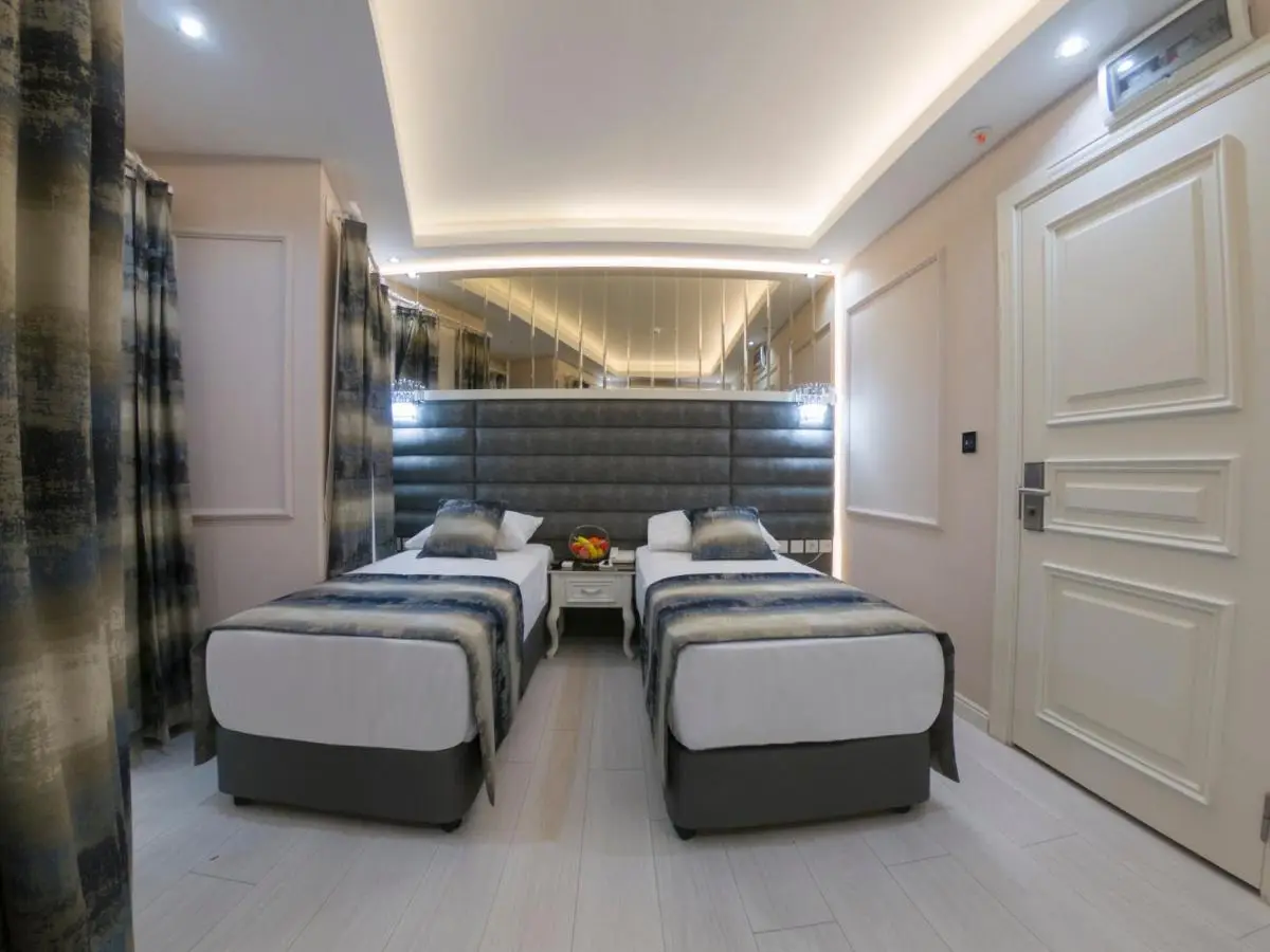 Crowned Hotel