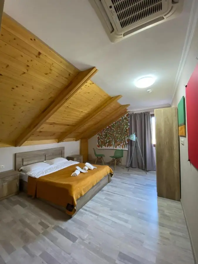 8 rooms