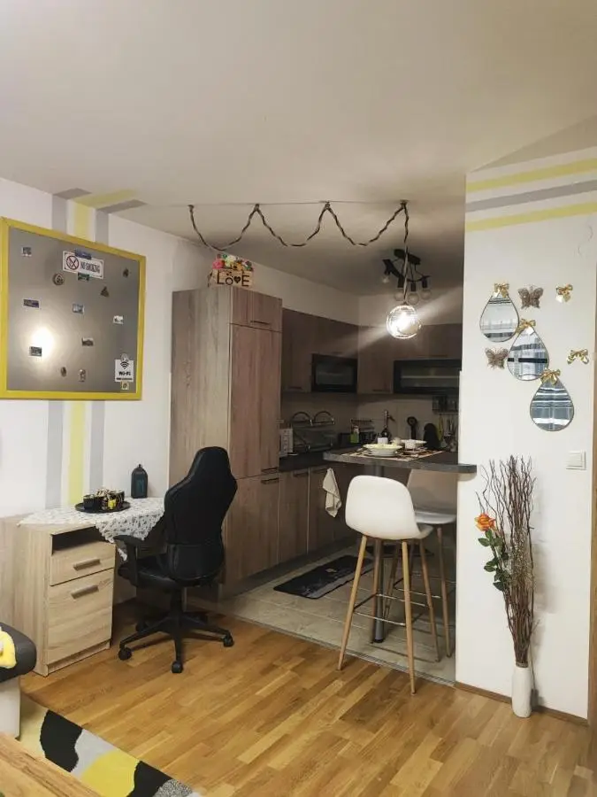 Yellow Corner Lux apartment, Lukavica, Istocno Sarajevo near Airport - free parking