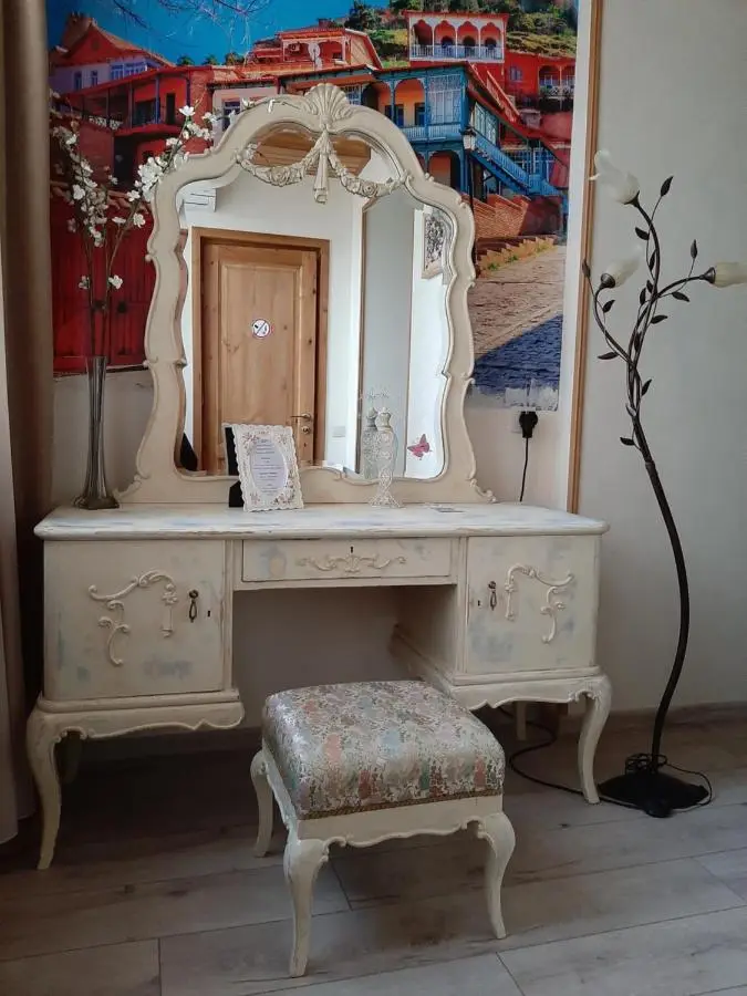 Vintage Art Rooms