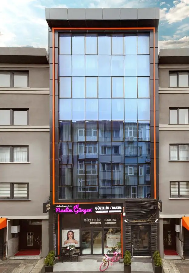 Second Suit Hotel