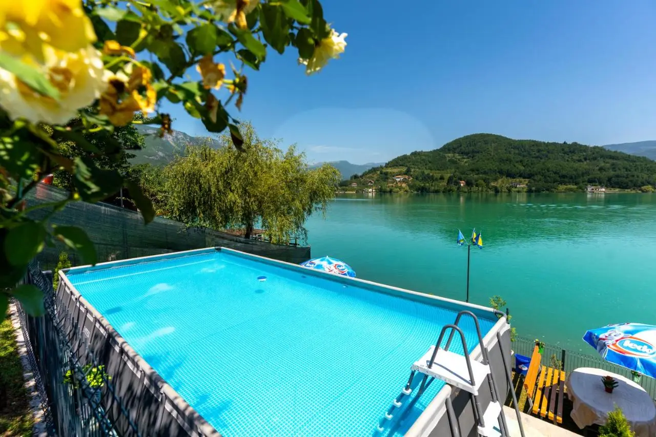 'Miris Ljeta' Cozy Lakefront Holiday Home