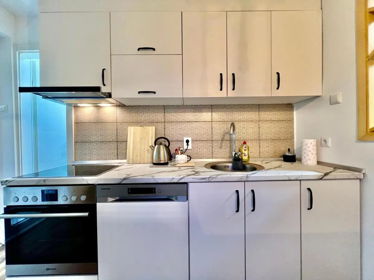 Spacious Two-Bedroom Apartment with Free Parking