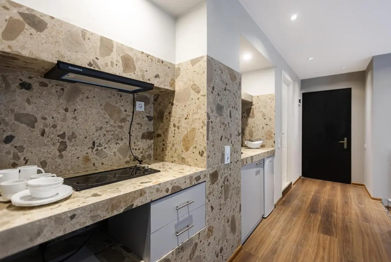 Apart Meidani - Stylish Old Town Apartment with Balcony & Synagogue View