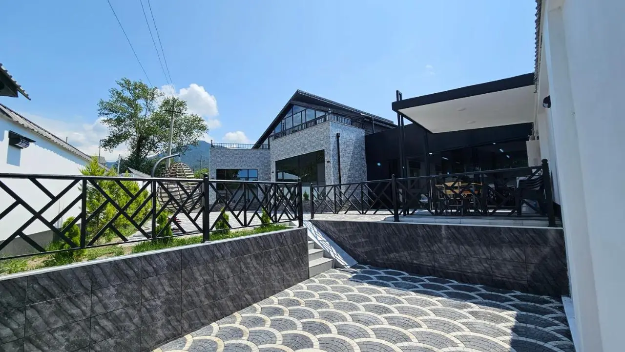 Luxury Milan Mountain Ponoramic Villa, indoor heated pool and jacuzzi with mountain view