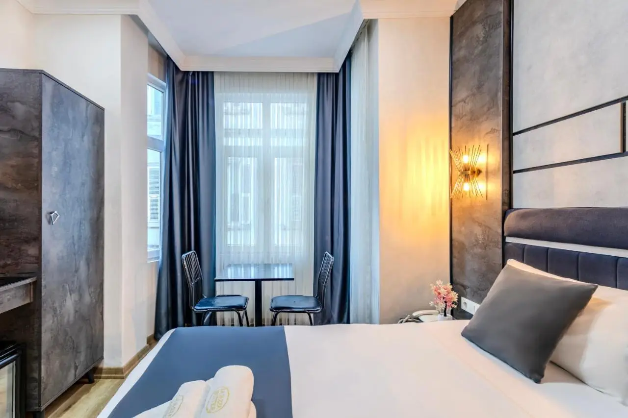 La Pazza Suites