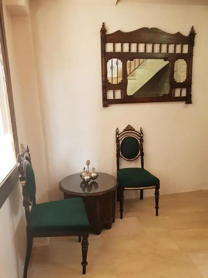 Mardin tarihi ulu Cami yanı, Kale divan konağı