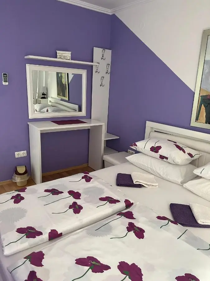Hostel Mirror