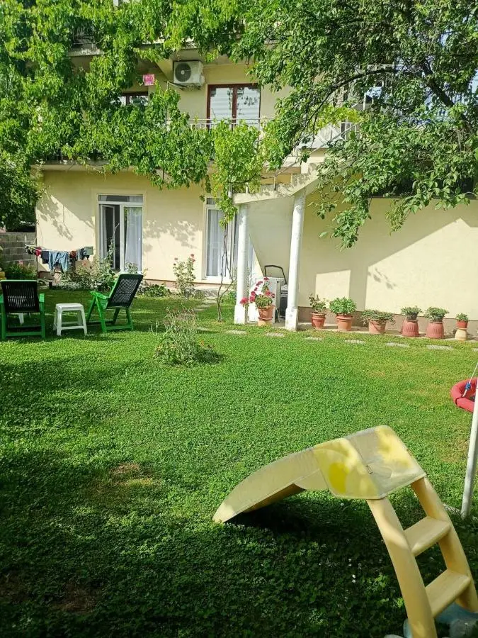 Large Apartment with beautiful Garden 5 minutes away from Airport at Karla Mijića 31