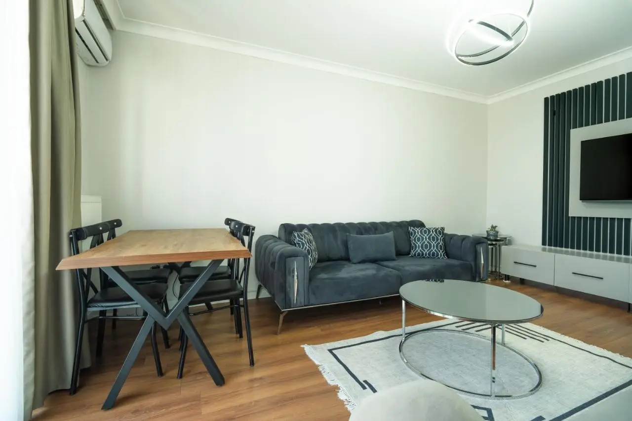 Roni Apartments, Close to the metro and parking
