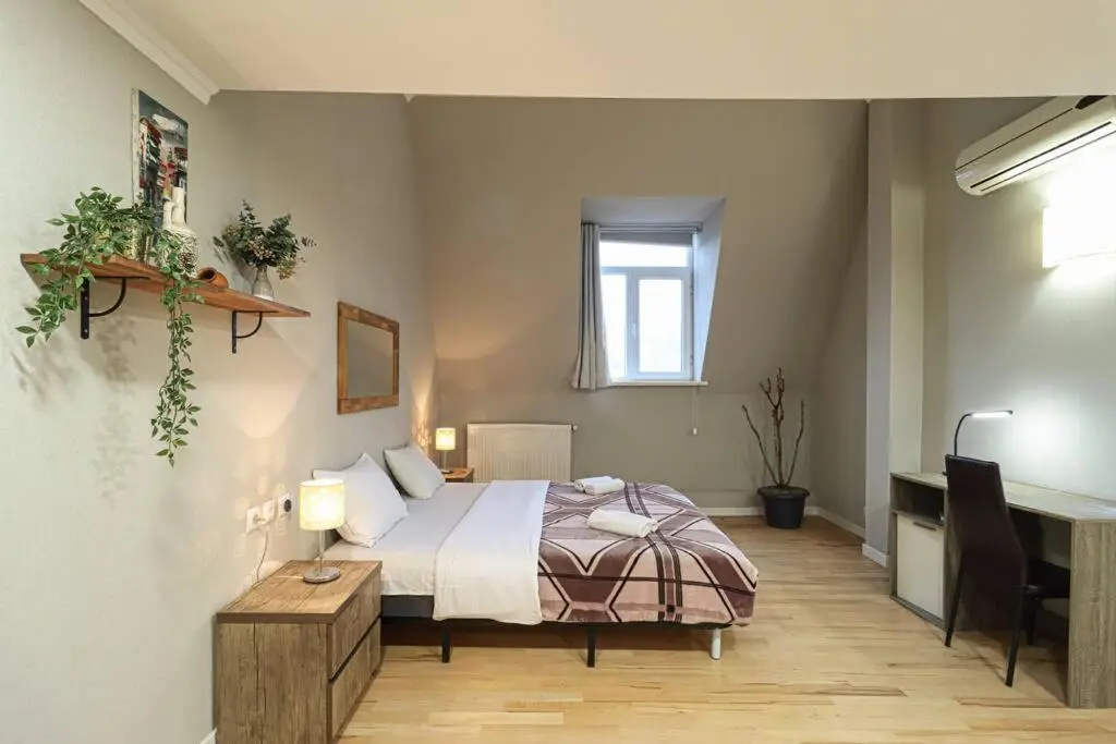 Cosy Central 2-BR Apartment-By Wehost