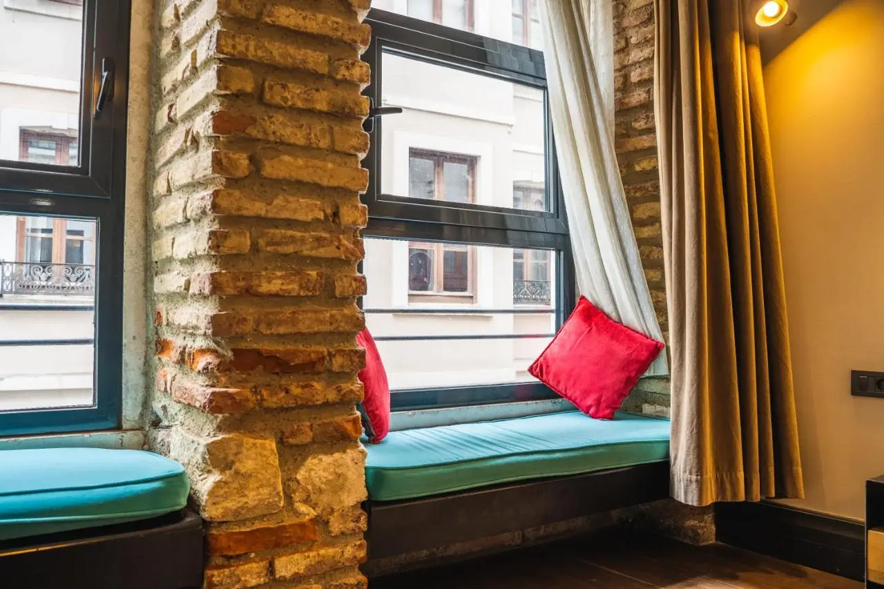 West Pera Hotel