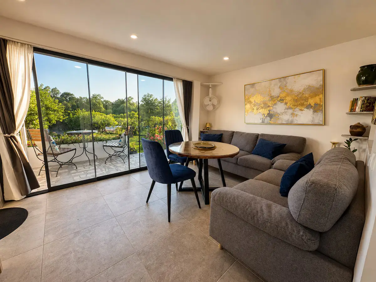 Riverside Apartment, pool, river&garden oasis