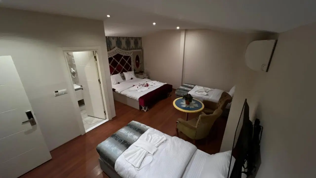 By Historial Hotel Due