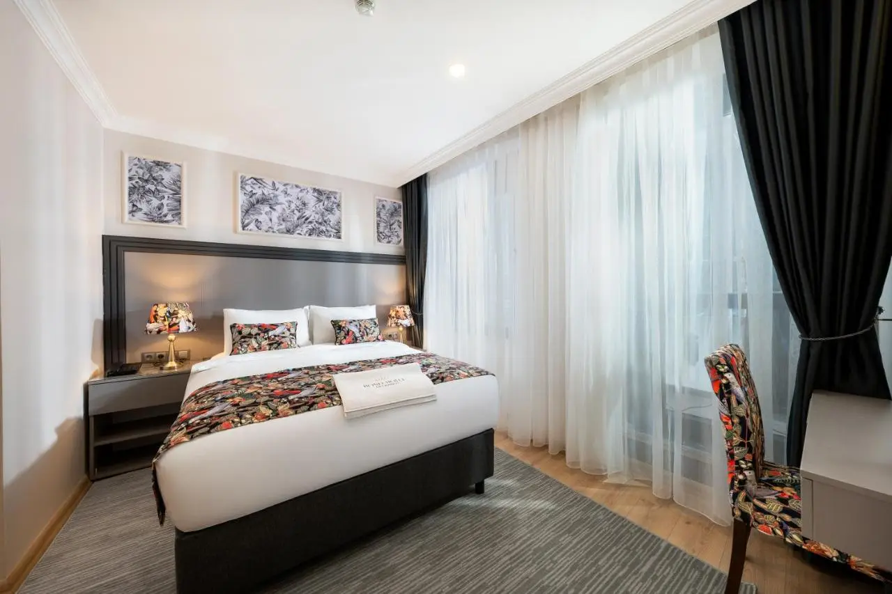 Bond Hotel