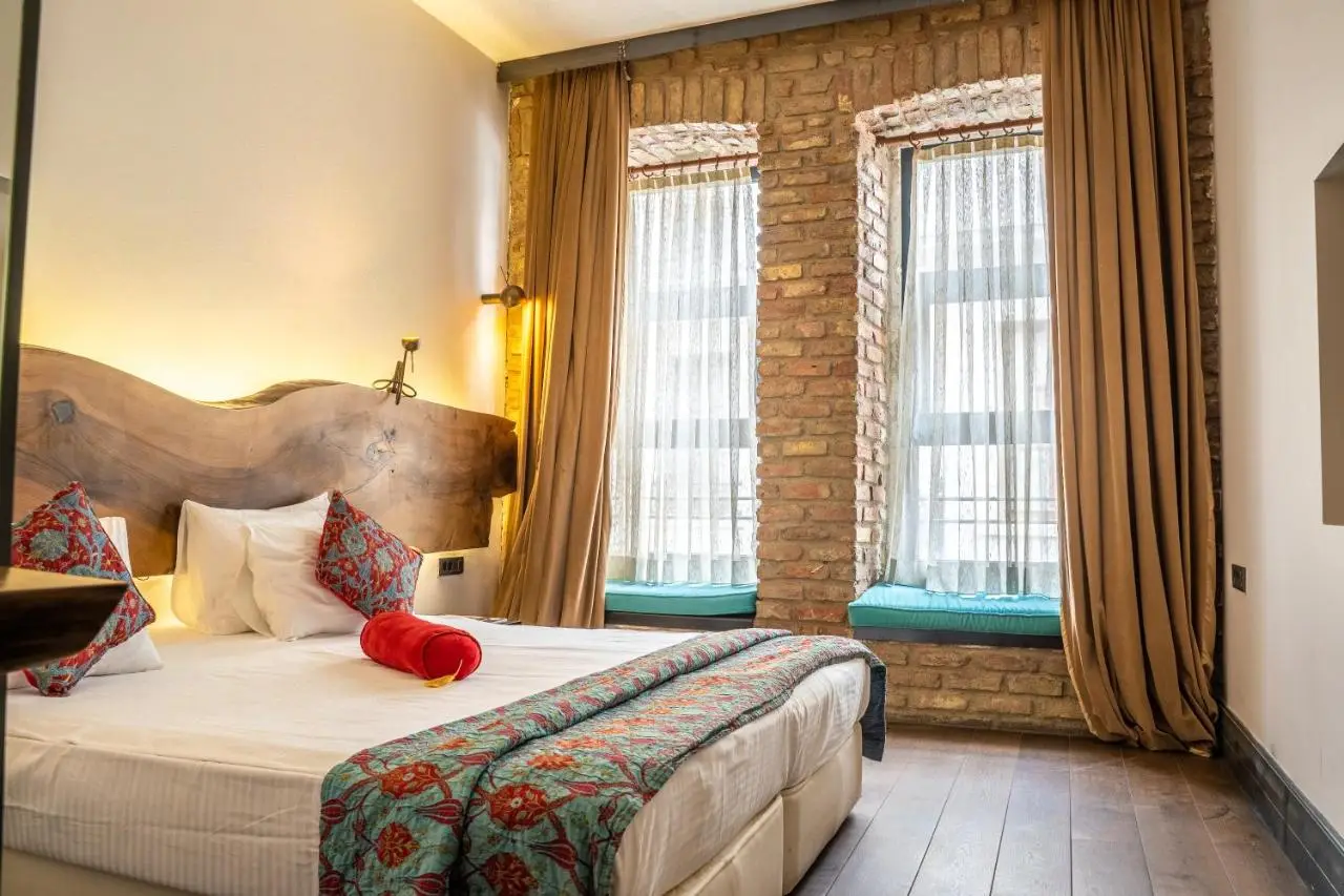 West Pera Hotel