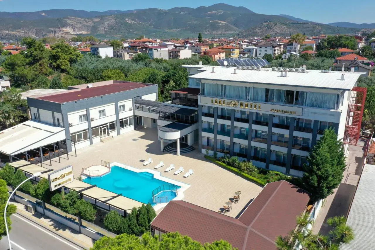 Lake Life Hotel
