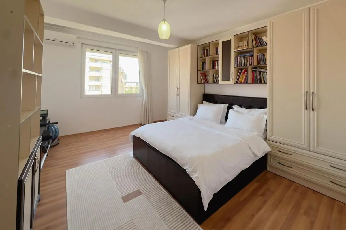 Whole Floor Apartment In Upscale Neighborhood