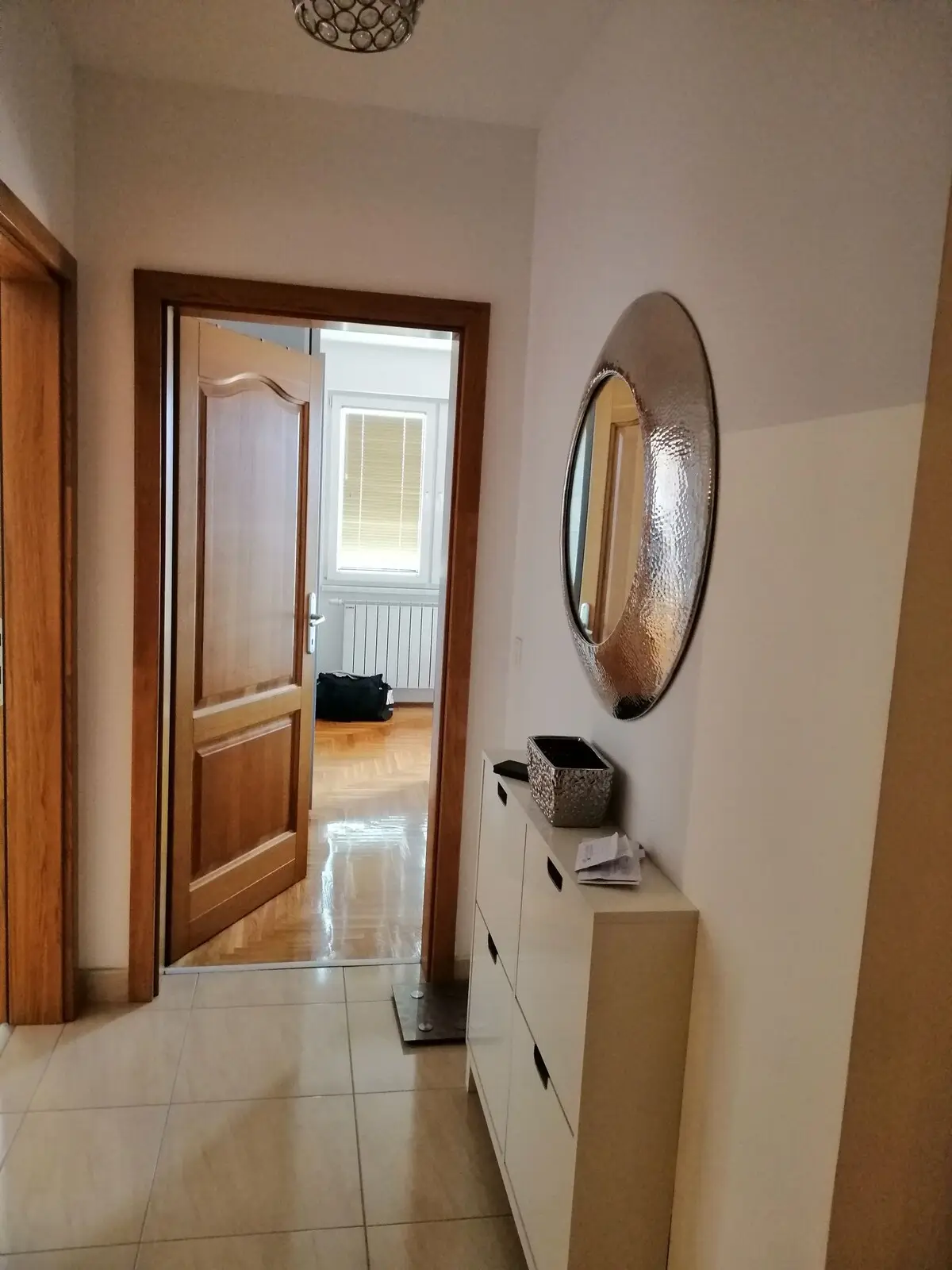 SUNNY large apartment\5 min from the airport