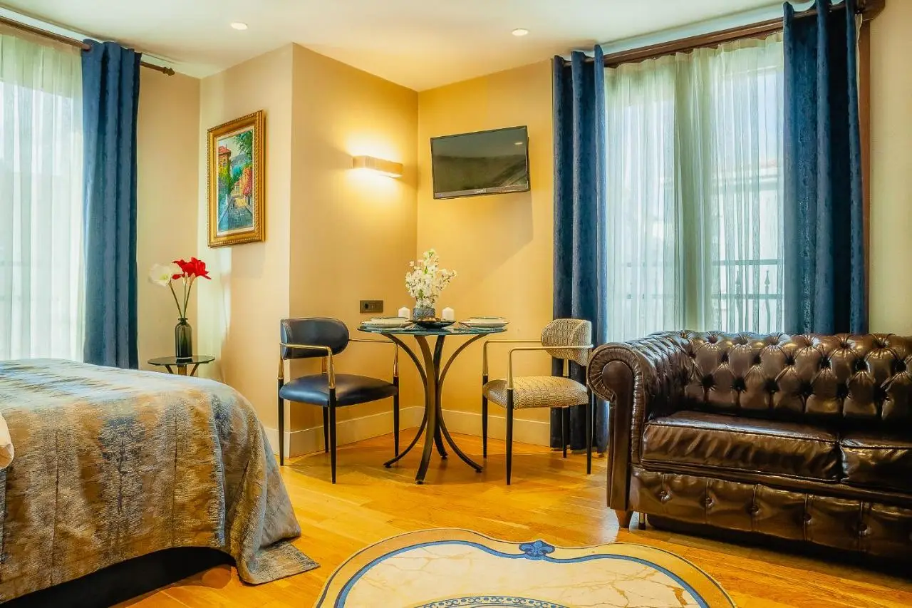 Lord Morgan & Exclusive Design Residence Cihangir