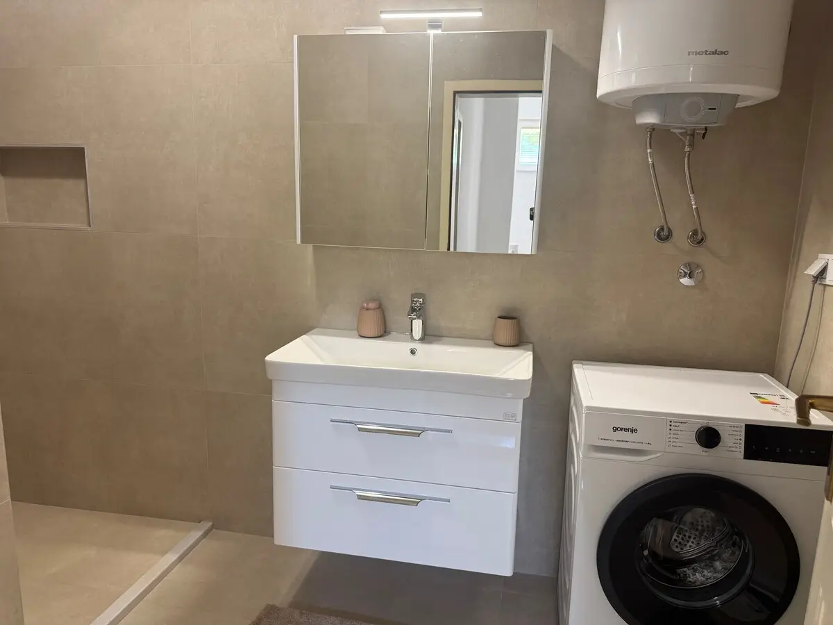 House with a large courtyard and parking, 3 air conditioners!