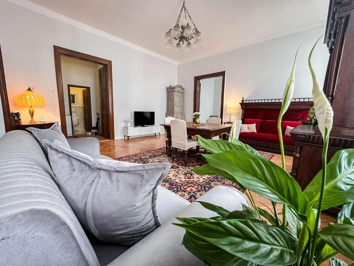 Unique & Spacious 3BR Historic Flat in City Centre