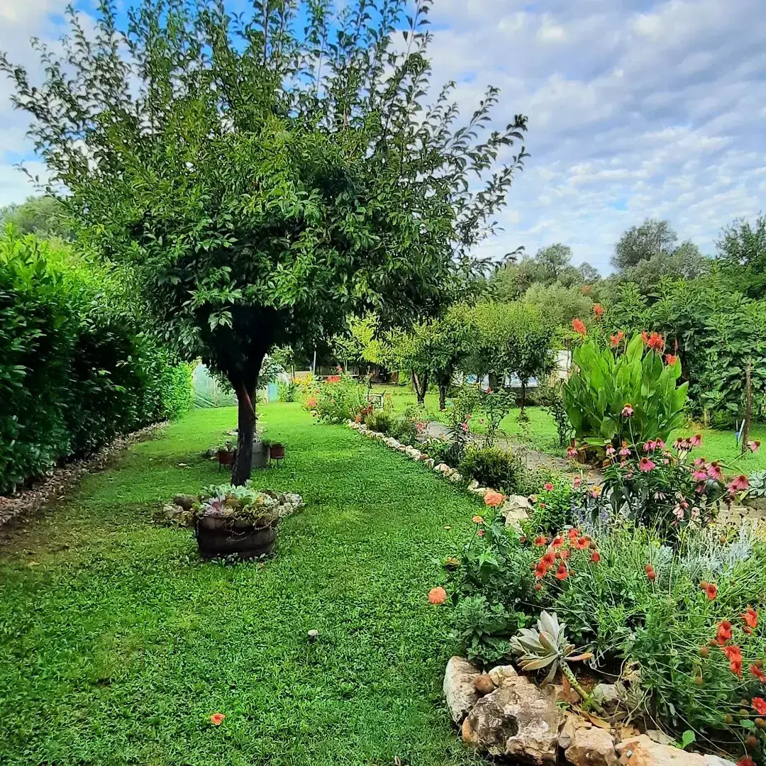 Riverside Apartment, pool, river&garden oasis