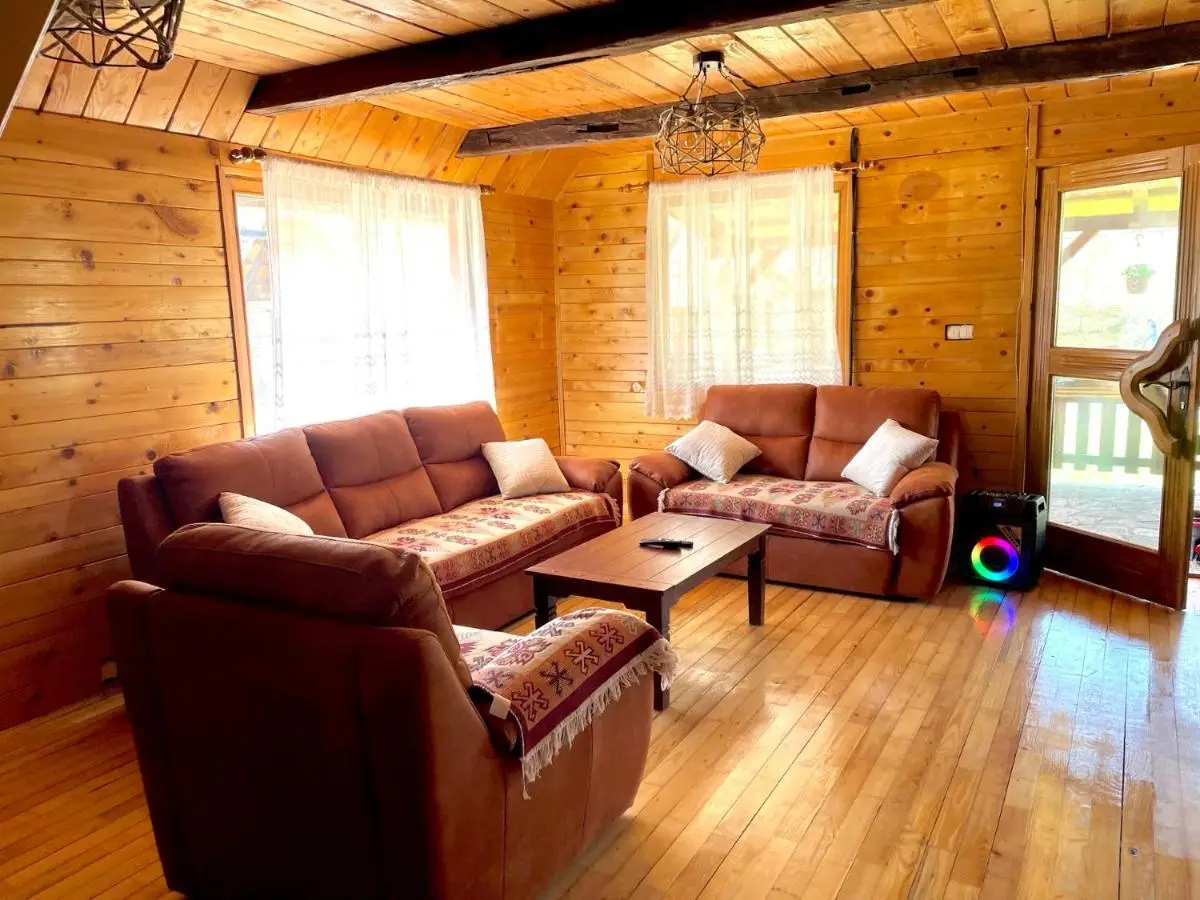 "River paradise" Vikendica sa bazenom, ladarom i kaminom na samoj obali Vrbasa Banja Luka