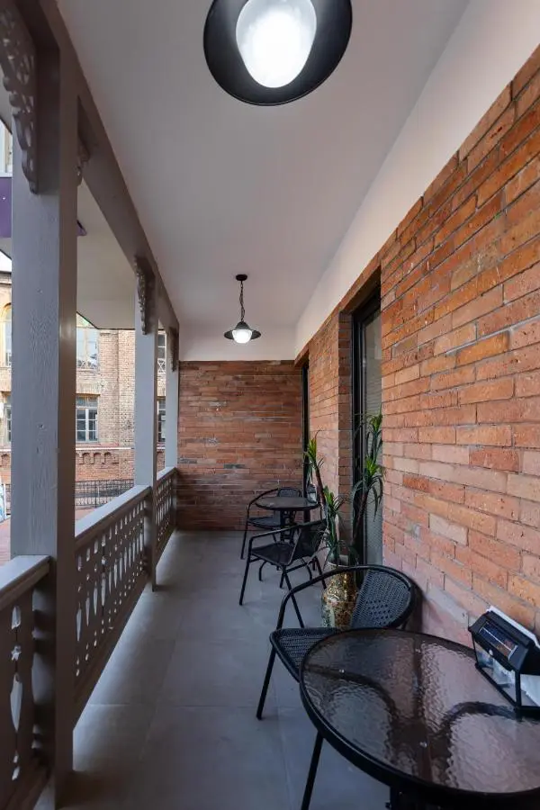 Apart Meidani - Stylish Old Town Apartment with Balcony & Synagogue View