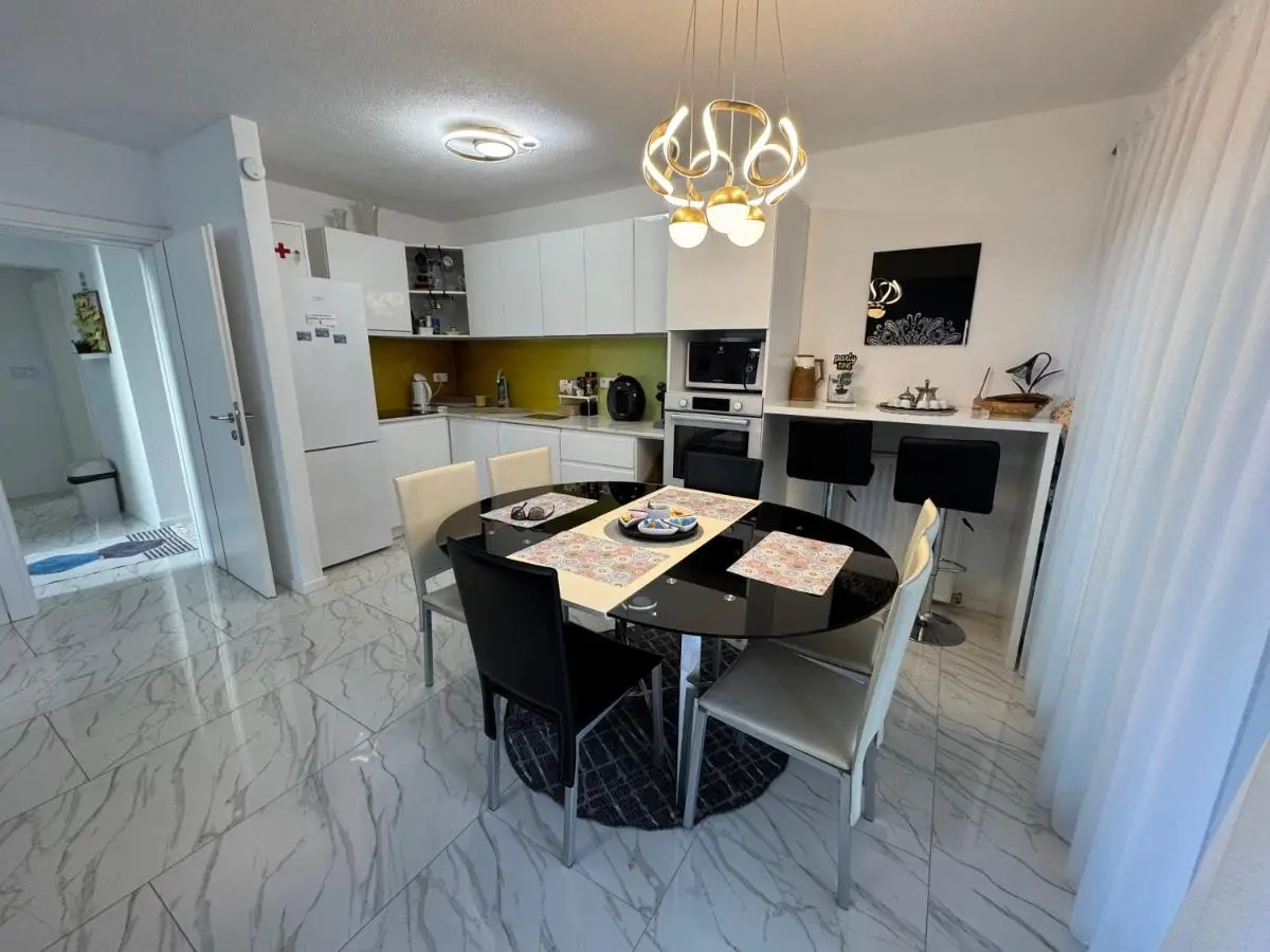 AM Una Lux House
