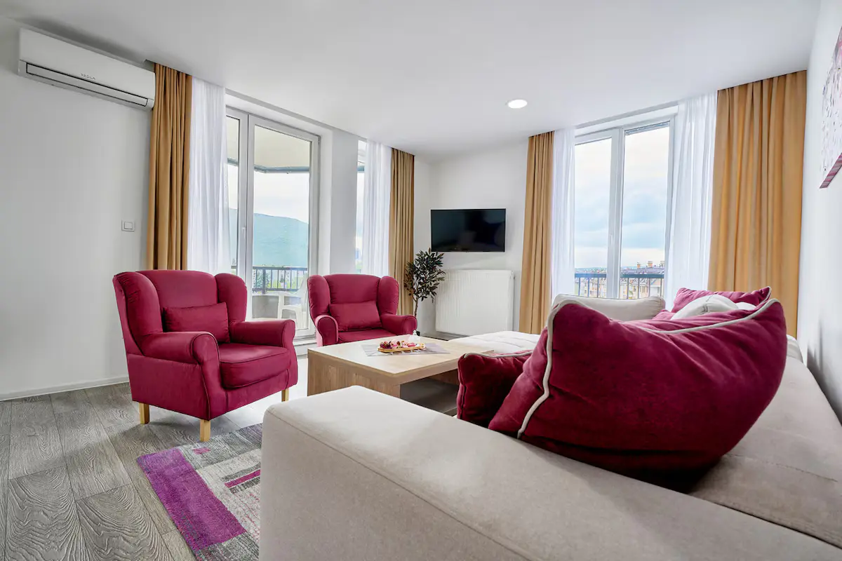 Deluxe Two-Bedroom Riverview Apartment