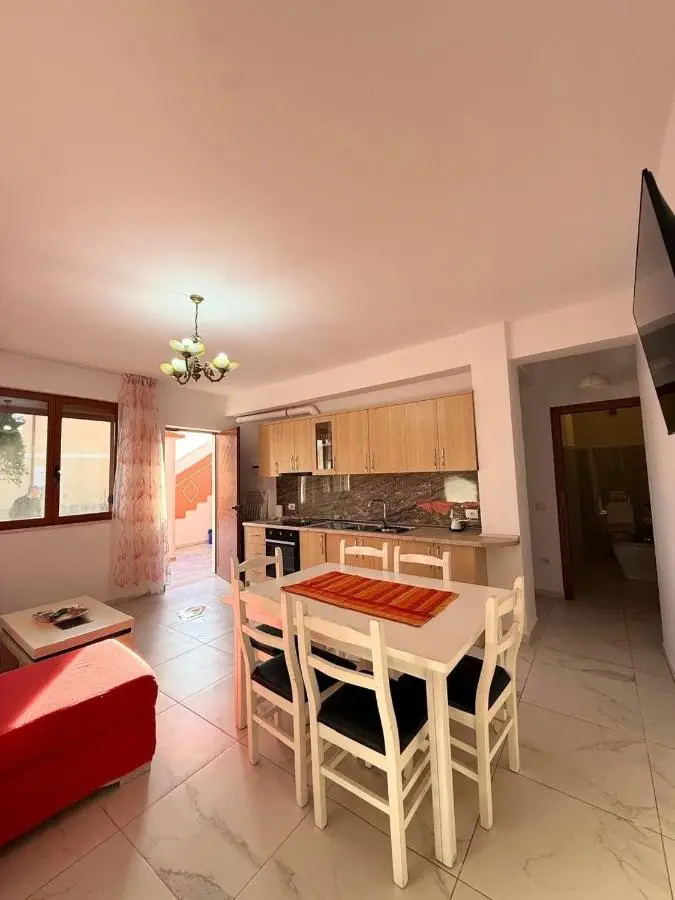Villa Joli - Spacious Houses with Yard & Parking in Central Vlore