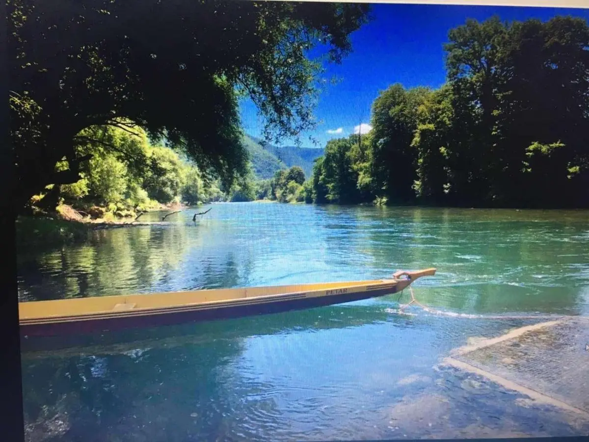 "River paradise" Vikendica sa bazenom, ladarom i kaminom na samoj obali Vrbasa Banja Luka
