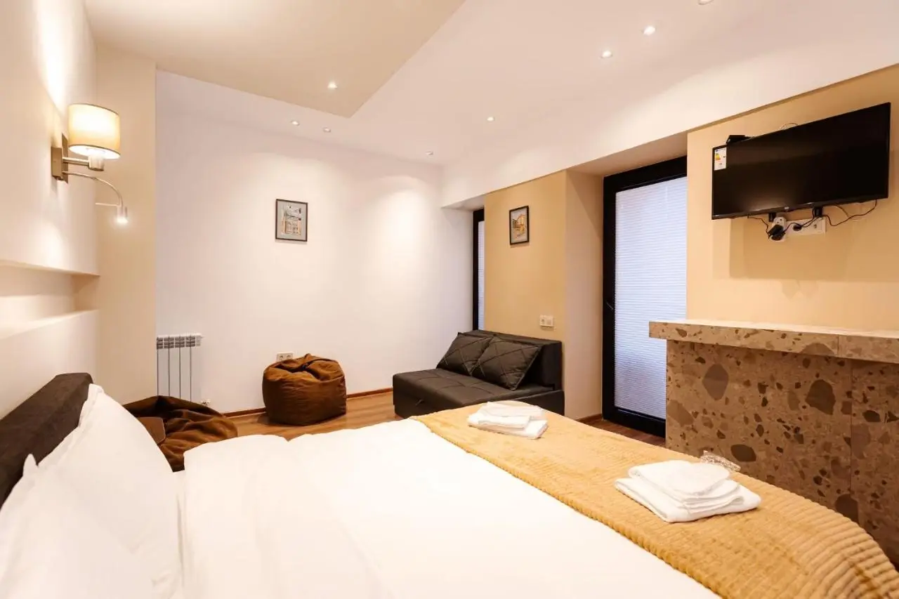Apart Meidani - Stylish Old Town Apartment with Balcony & Synagogue View