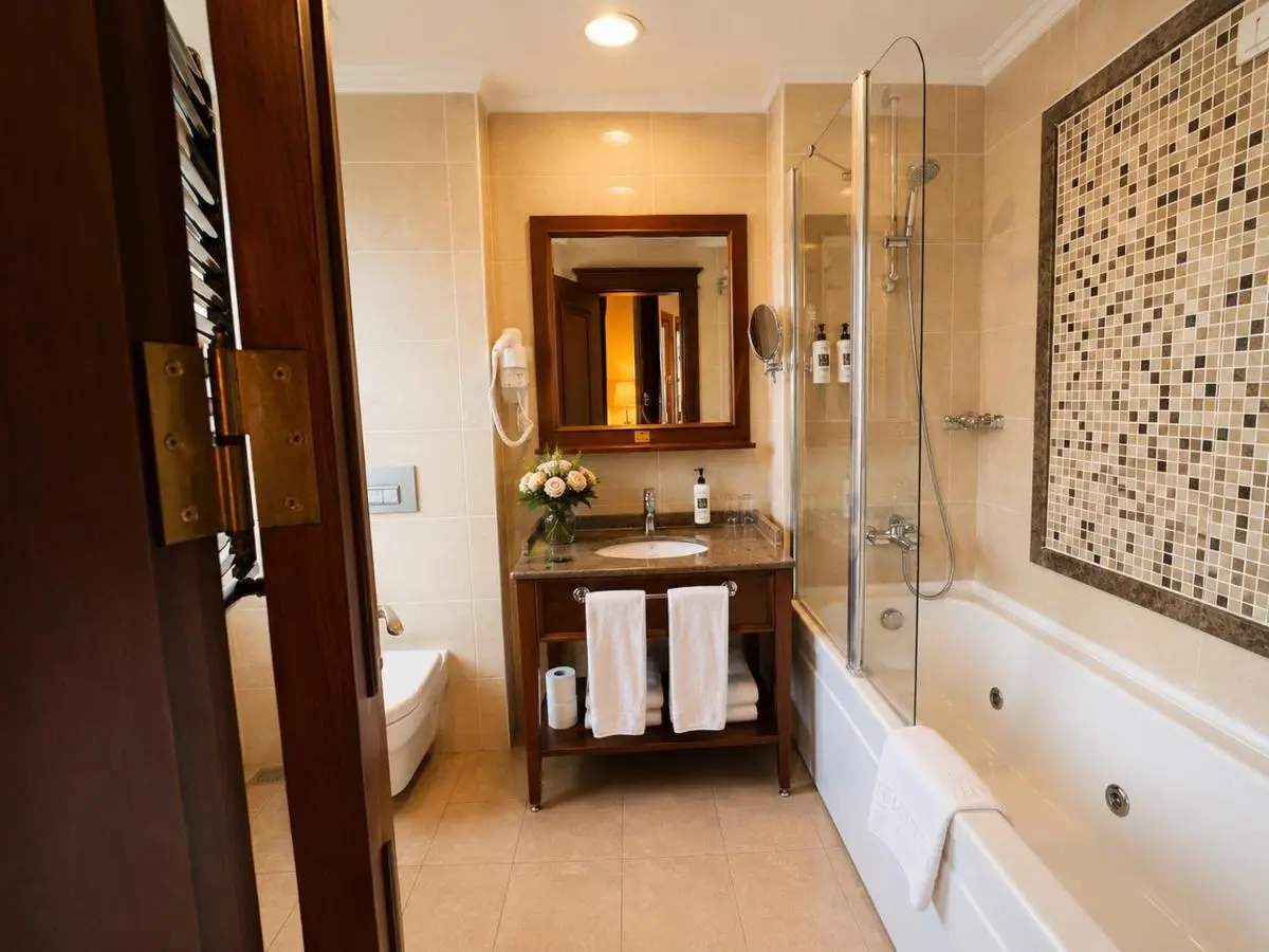 GLK PREMIER The Home Suites & Spa
