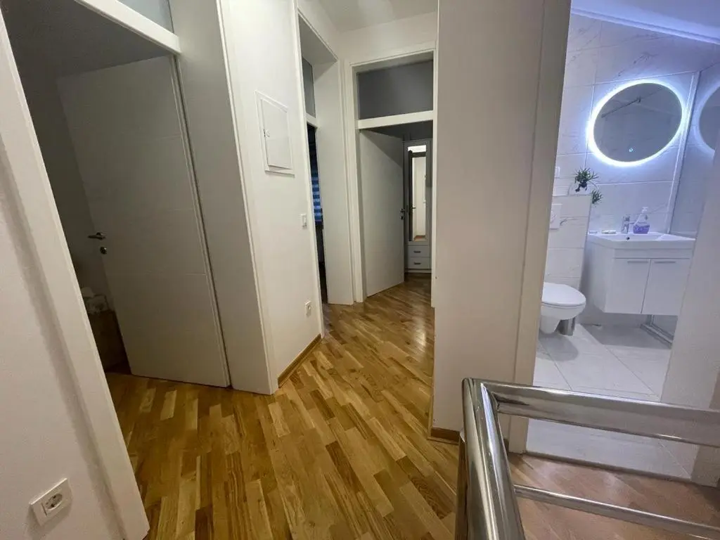 Villa Tamara with garden and river view - free private parking Bicycle & Motorcycle Garage