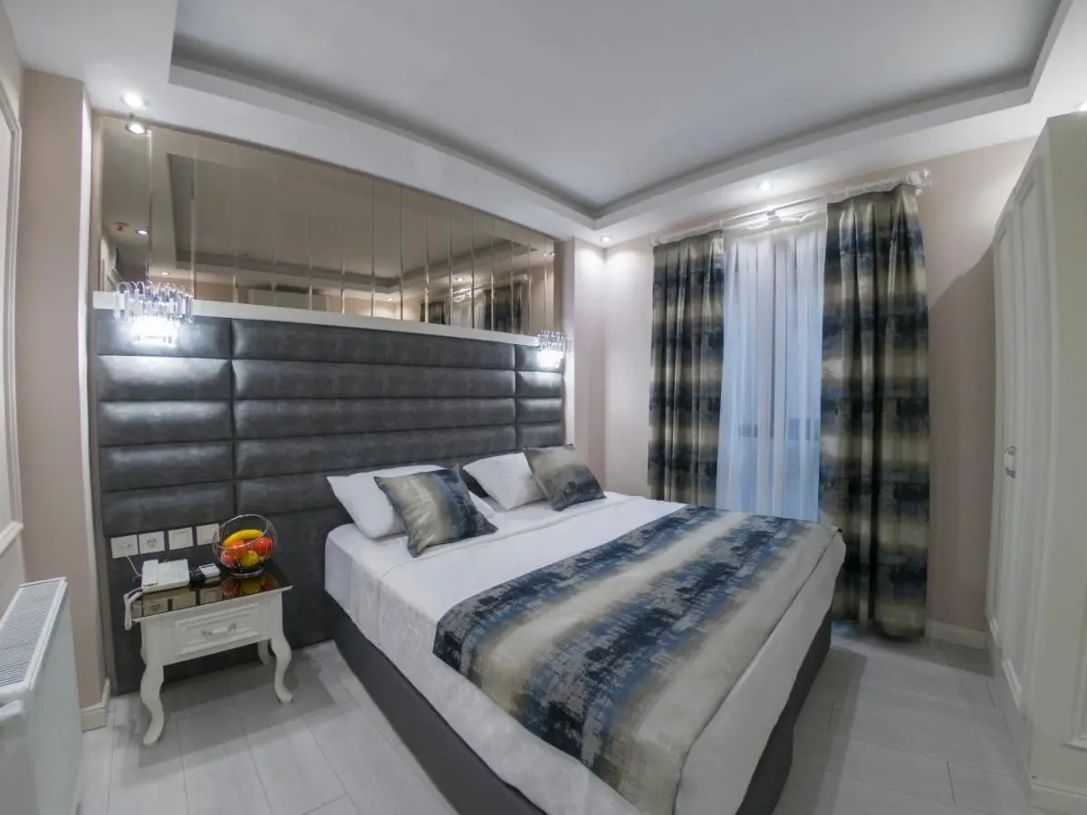 Crowned Hotel