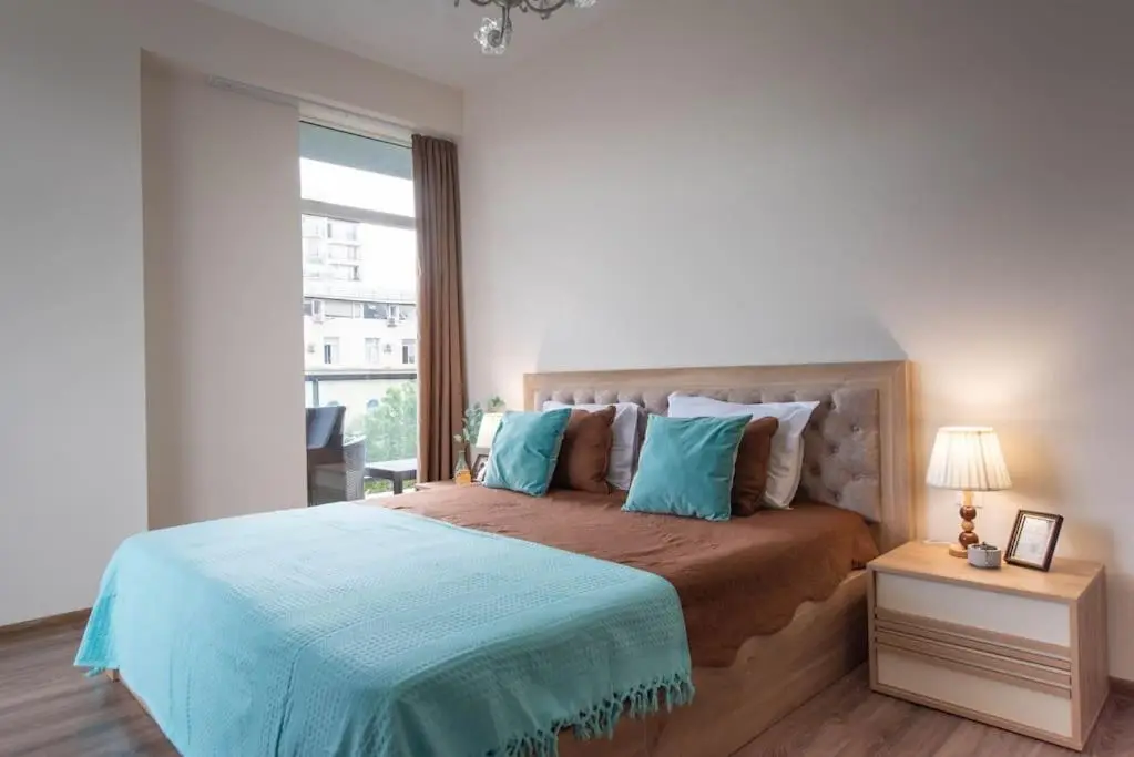 2-Bedroom Apartment with Spacious Balcony - Self Check-In - 5 Min to Metro