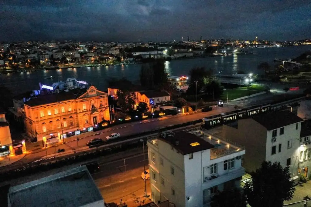 Waterfront Apartment by the Tram - Terrace with Dome & Golden Horn View in Fatih