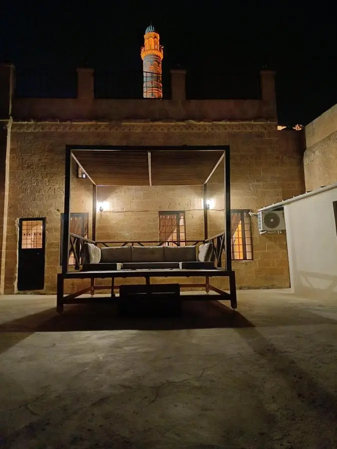 Mardin tarihi ulu Cami yanı, Kale divan konağı