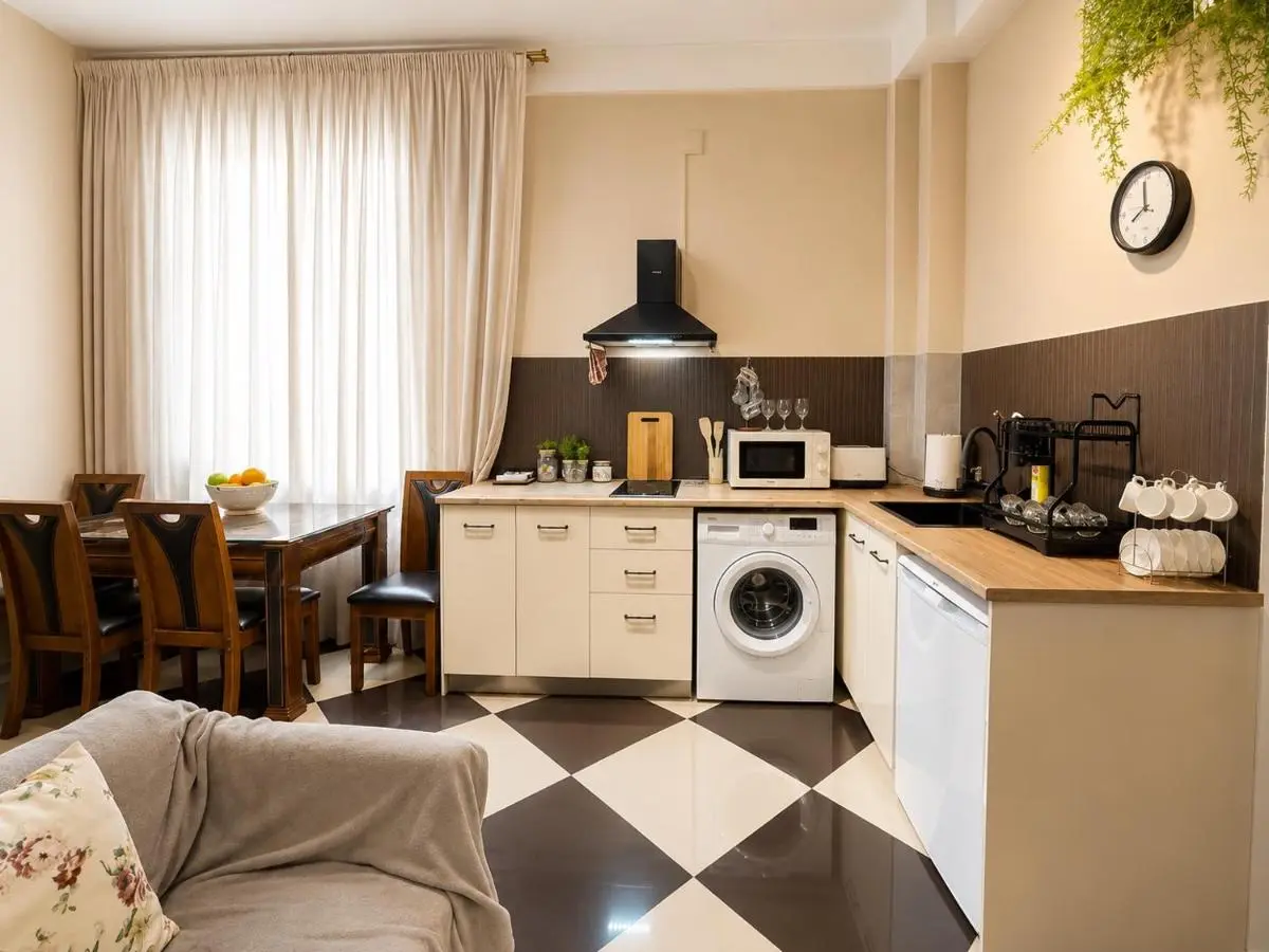 Firuzi Apartment TBS