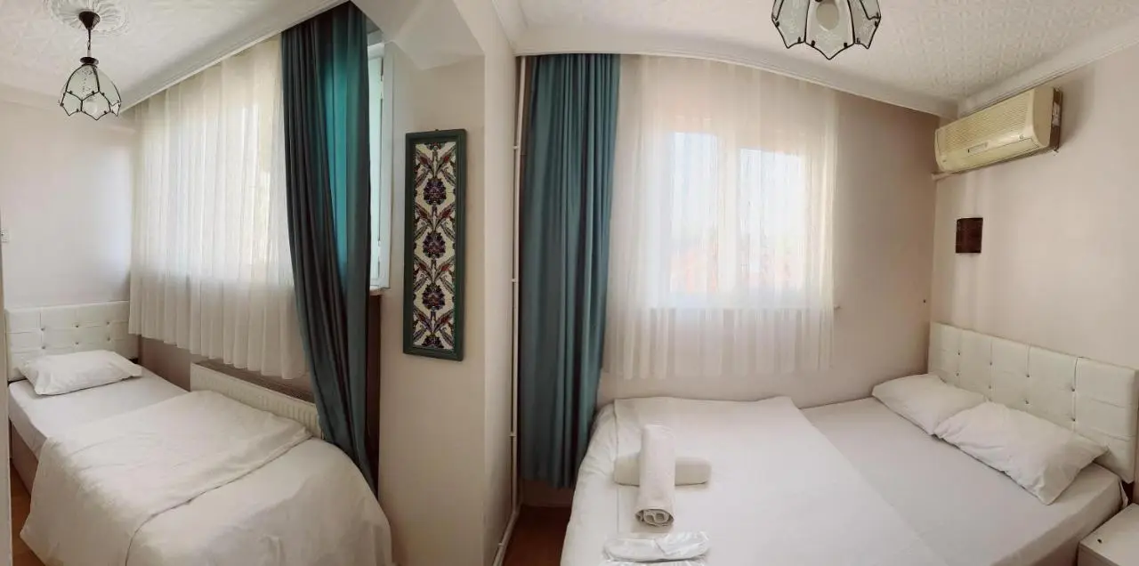 BACHOS HOTEL SULTANAHMET enjoy breakfast on the sea view terrace